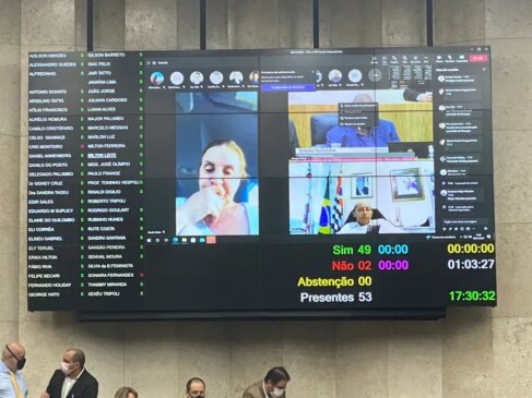 O projeto foi aprovado de forma simbólica pelos parlamentares, com 49 votos a favor e 2 contrários