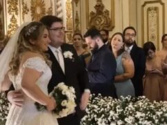Casimiro e Anna Beatriz em cerimônia na igreja.