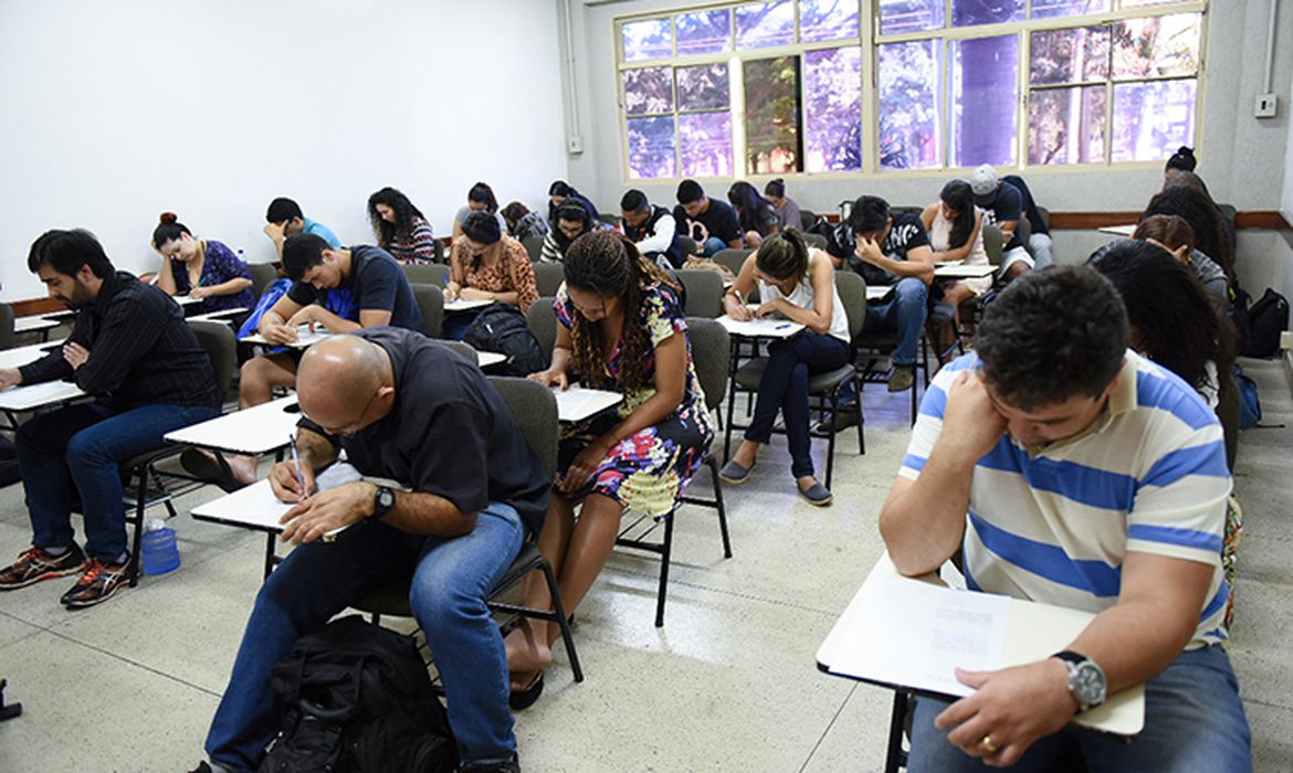 A taxa de inscrição é R$ 60 para vagas de nível médio e R$ 90, para vagas de nível superior