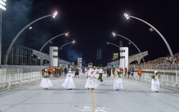 De quinta a domingo, entre os dias 7 de janeiro e 9 de fevereiro, as 34 agremiações filiadas à Liga-SP passam pelo palco do samba em São Paulo, antes dos desfiles oficiais