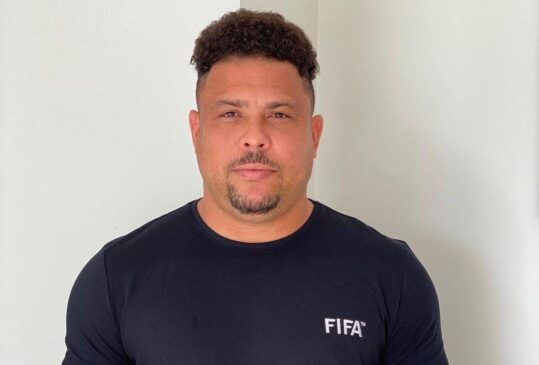 Durante entrevista coletiva no hotel Raffles Doha, na manhã esta segunda-feira (12), Ronaldo Fenômeno disse que a melhor saída para a seleção é um técnico estrangeiro