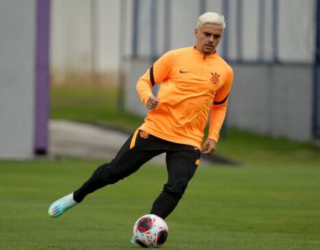 Fagner, em treinamento de pré-temporada do Corinthians para 2023