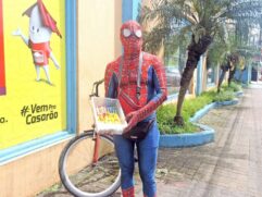 José se fantasia de Homem-Aranha para atrair a clientela