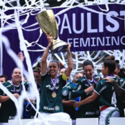 Jogadoras do Palmeiras levantam taça do Campeonato Paulista