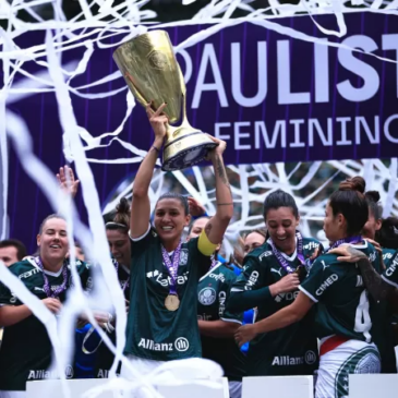 Jogadoras do Palmeiras levantam taça do Campeonato Paulista