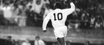 Pelé e sua icônica camisa dez branca do Santos FC