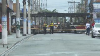 Uma quadrilha explodiu caixas eletrônicos em dois supermercados da Zona Sul de São Paulo e depois usou dois ônibus, uma perua e quatro carros, alguns deles incendiados, para bloquear vias
