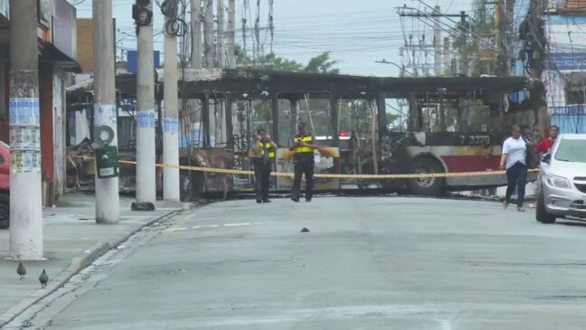 Uma quadrilha explodiu caixas eletrônicos em dois supermercados da Zona Sul de São Paulo e depois usou dois ônibus, uma perua e quatro carros, alguns deles incendiados, para bloquear vias
