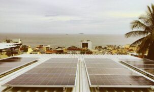A energia solar é considerada uma fonte limpa, que não produz resíduo ou poluição