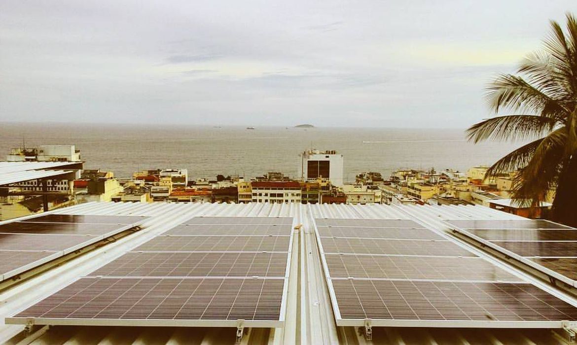 A energia solar é considerada uma fonte limpa, que não produz resíduo ou poluição