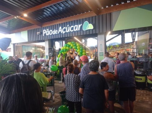 Moradores e turistas aguardam para entrar no Pão de Açúcar, em Ubatuba