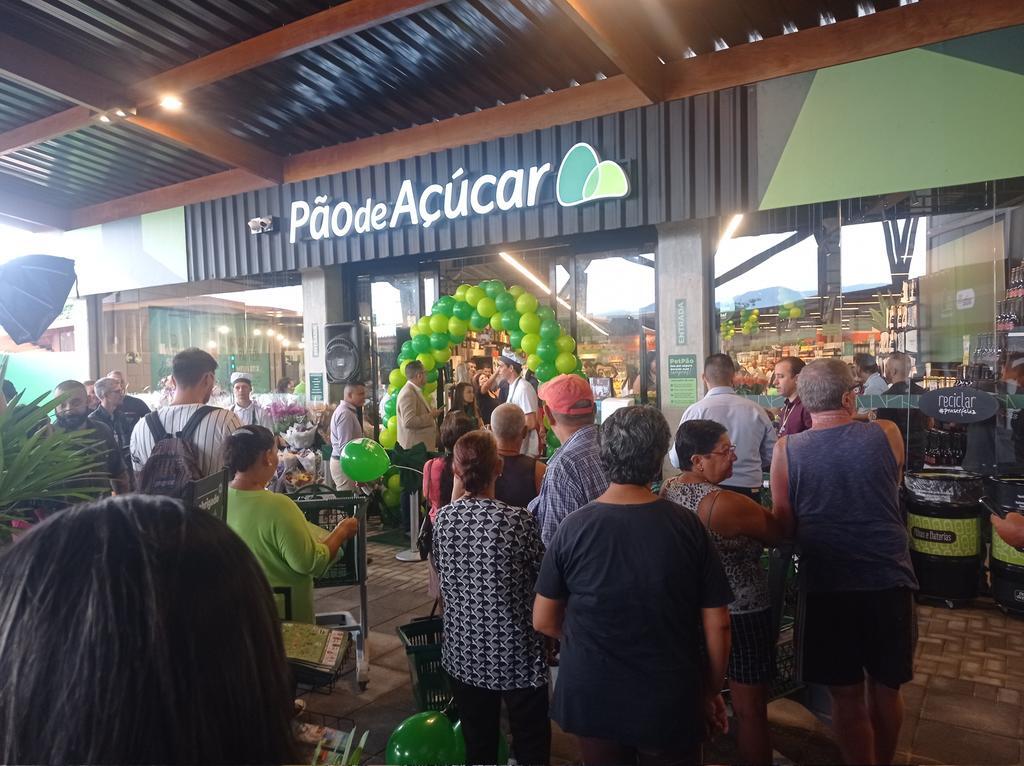 Moradores e turistas aguardam para entrar no Pão de Açúcar, em Ubatuba