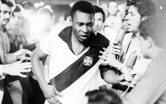 Em diversas entrevistas, o Rei revelou que torcia pelo Vasco na infância e negou que fosse fanático pelo Corinthians