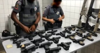 Segundo a SSP, as suspeitas, que vieram do Rio de Janeiro, portavam ainda 48 carregadores curtos, quatro carregadores alongados e quatro carregadores de fuzil.