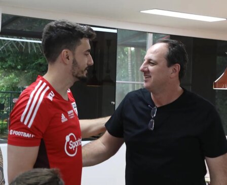 Goleiro Rafael, recém-contratado, cumprimenta o técnico e ex-goleiro lendário Rogério Ceni