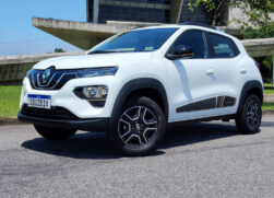 O lado "verde" do Kwid E-Tech é explicitado nas faixas laterais e na tampa traseira com a inscrição "E-Tech Electric"