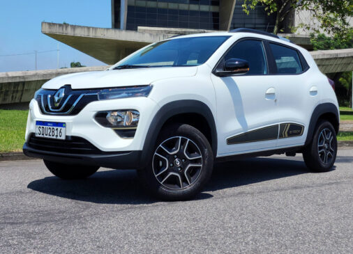 O lado "verde" do Kwid E-Tech é explicitado nas faixas laterais e na tampa traseira com a inscrição "E-Tech Electric"