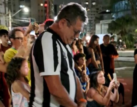 Torcedor do Santos se emociona durante homenagem a Pelé