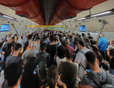 Internautas postaram no Twitter situação em estação da Linha 4 Amarela na manhã desta terça
