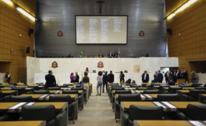 Deputados da Alesp no plenário principal da Casa