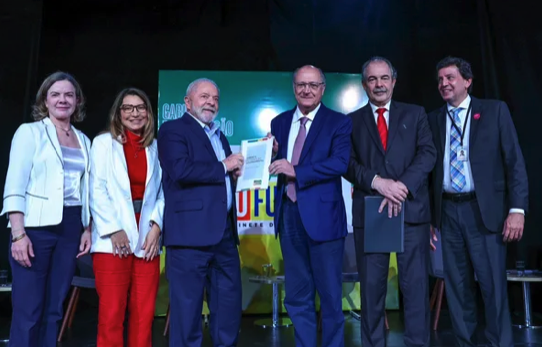 Lula recebe das mãos de Alckmin o relatório final da equipe de transição de governo