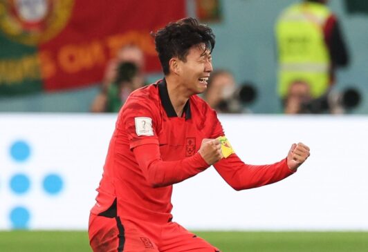 Son, destaque do Tottenham, celebra classificação da Coreia do Sul para as Oitavas da Copa