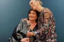 A comediante Tatá Werneck e Déa Lúcia Amaral, mãe de Paulo Gustavo (1978-2021), com o prêmio Melhores do Ano 2022
