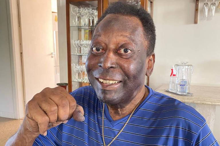 As filhas de Pelé e o presidente da CBF Ednaldo Pereira entraram em campo com as taças da Copa do Mundo conquistadas pelo rei em 1958, 1962 e 1970