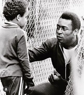 Há duas semanas, Edinho compartilhou nas redes sociais uma foto de infância ao lado de Pelé