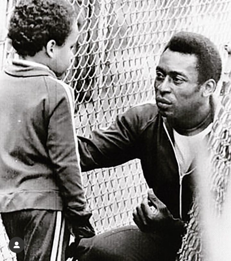Há duas semanas, Edinho compartilhou nas redes sociais uma foto de infância ao lado de Pelé