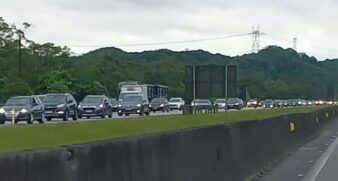 Interligação baixada no sentido do litoral com lentidão do km 1,8 ao km 0