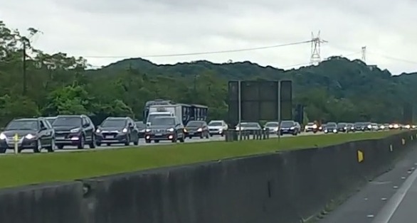 Interligação baixada no sentido do litoral com lentidão do km 1,8 ao km 0