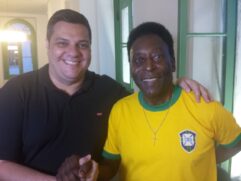 Pelé recebe homenagem