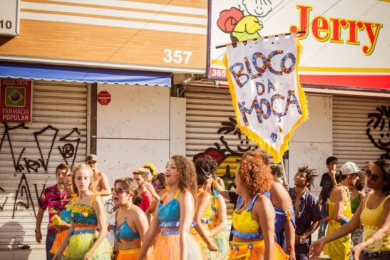 Bloco da Moça desfilando nas ruas de Diadema.