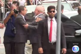 O presidente entrou no gramado às 9h12, de mãos dadas com a primeira-dama Janja e acompanhado de uma comitiva.
