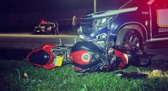 Colisão entre moto e viatura