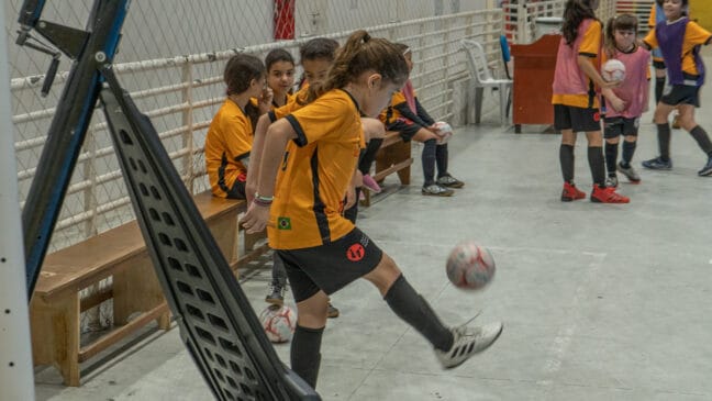 Com objetivo de oportunizar práticas esportivas para crianças e adolescentes dos 6 aos 17 anos, o Projeto Play nas Férias incentiva a prática esportiva em Taboão da Serra