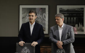 O governador de SP, Tarcísio de Freitas (Republicanos), e o prefeito de SP, Ricardo Nunes (MDB)