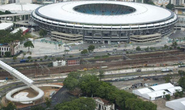 A Avenida Radial Leste circunda o estádio do Maracanã