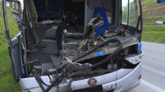 Ônibus ficou completamente destruído após colidir em caminhão na Rodovia dos Bandeirantes, em SP