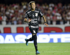 Adson marcou os dois gols da vitória do Timão no clássico