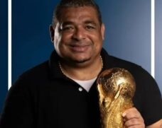 O ex-volante Vampeta, penta com a seleção brasileira em 2002, falou na Jovem Pan sobre a ausência de jogadores do tetra e do penta no velório de Pelé