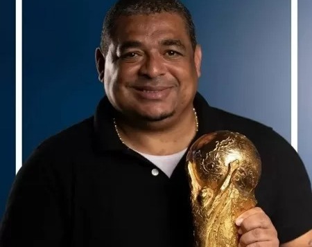 O ex-volante Vampeta, penta com a seleção brasileira em 2002, falou na Jovem Pan sobre a ausência de jogadores do tetra e do penta no velório de Pelé