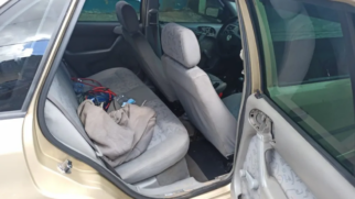 PM localizou um suspeito com um simulacro de arma de fogo e a vítima amarrada no carro dos criminosos