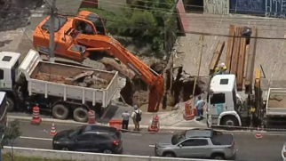Segundo a CET, acionamento para área foi feito às 2h50; não há previsão para que a via seja reparada pela Sabesp