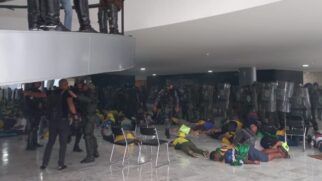 Os manifestantes ameaçaram uma nova investida contra os agentes, mas foram repelidos