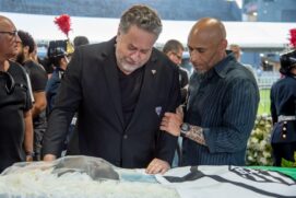 O cortejo com o caixão de Pelé durou quase quatro horas pelas ruas de Santos