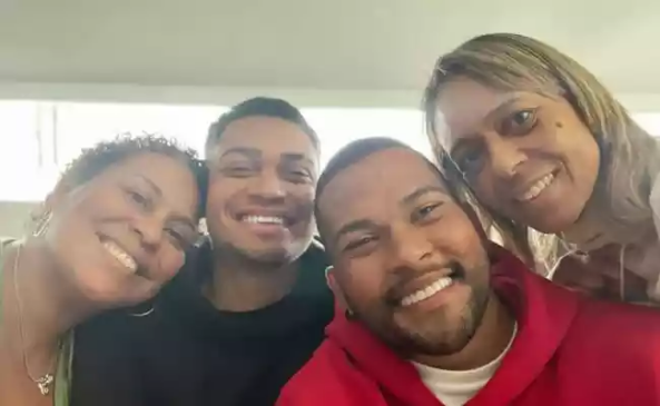 Kely e Flávia posam com os netos de Pelé: Octávio Felinto Neto e Gabriel Arantes do Nascimento