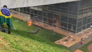 Há relatos de muitas bombas disparadas contra os extremistas