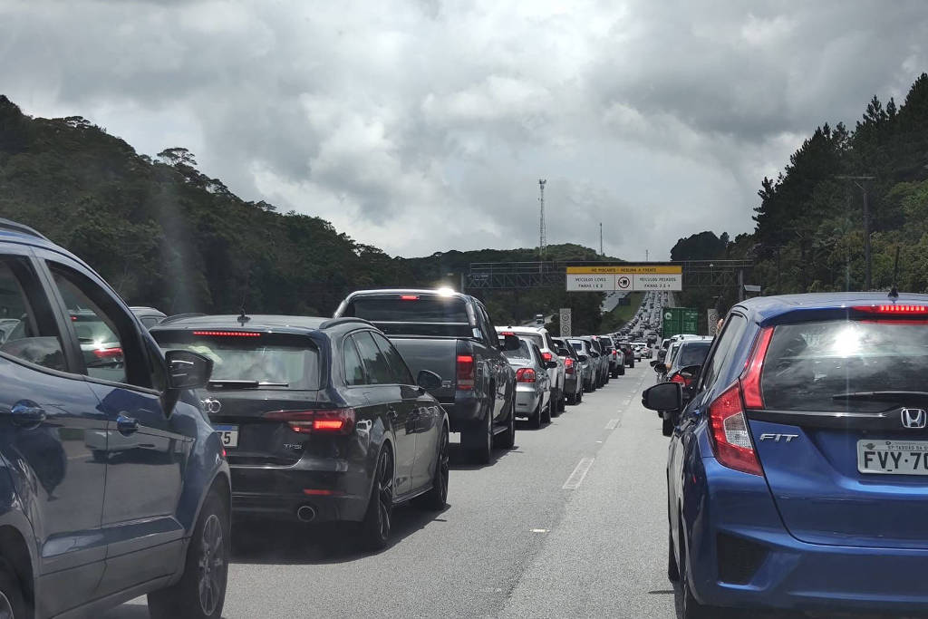 Rodovia dos Imigrantes o trânsito está congestionado entre os km 14 e 16